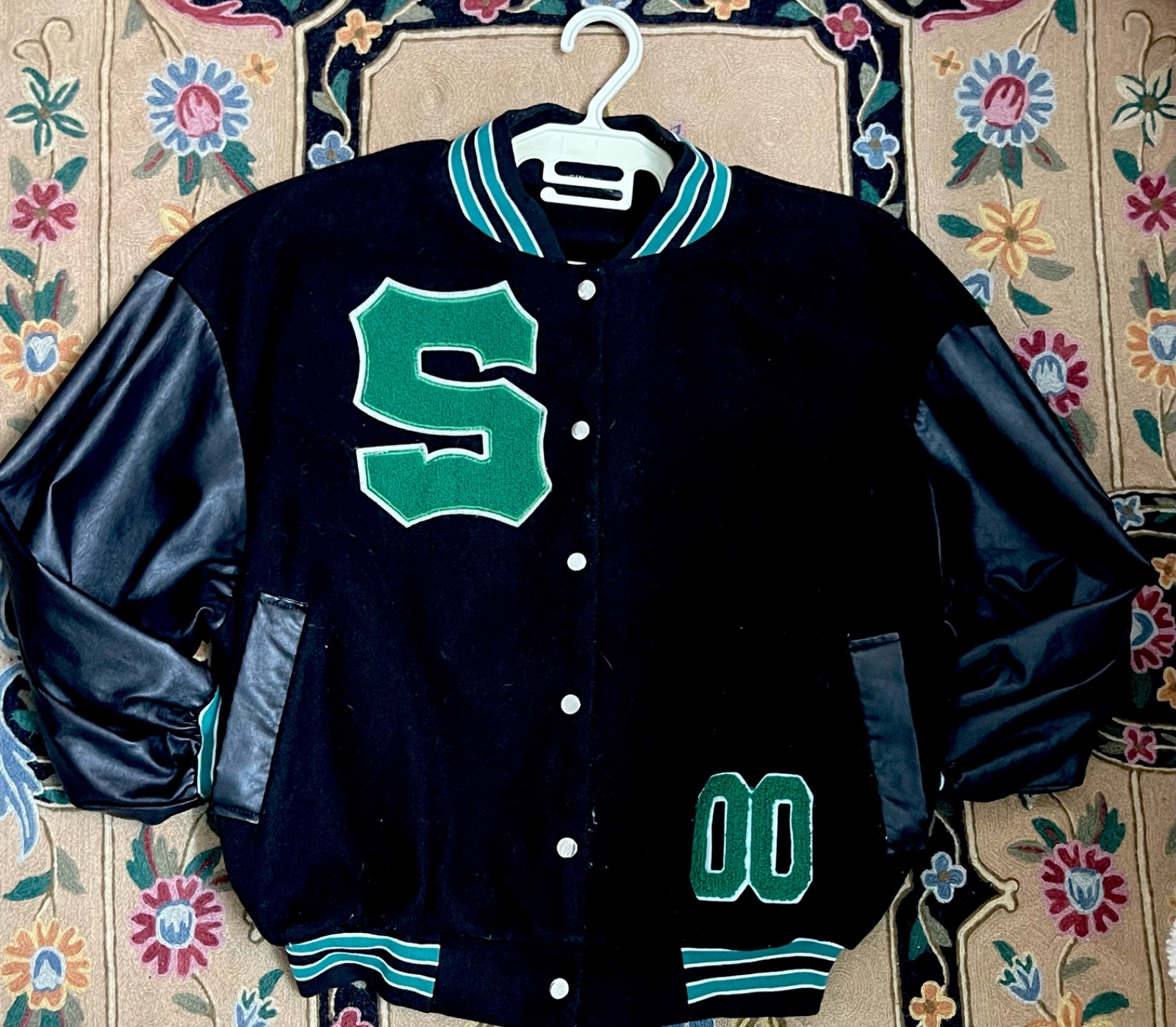 Veste noire unisexe avec des manches en cuir