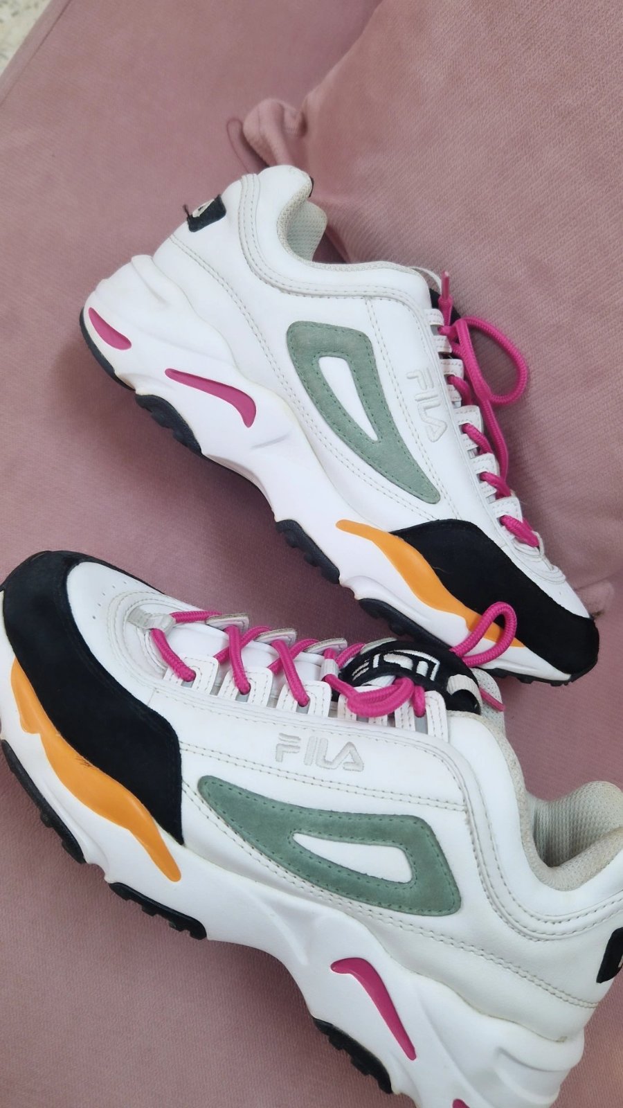 Ces baskets sont les Fila Disruptor II X Ray Tracer (coloris White/Fuchsia Pink/Black ou White/Green/Pink)