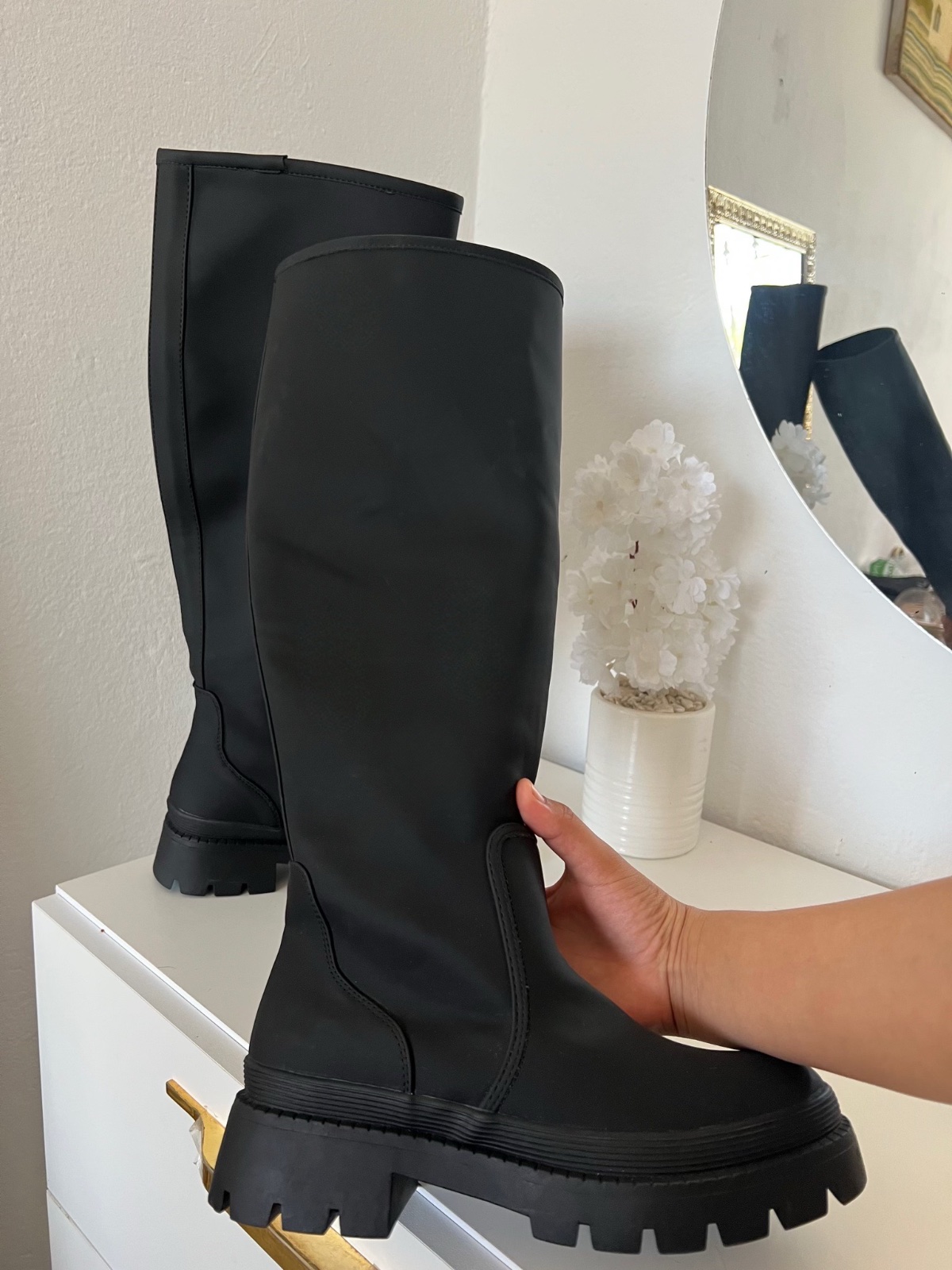 Black knee-high boots 🖤