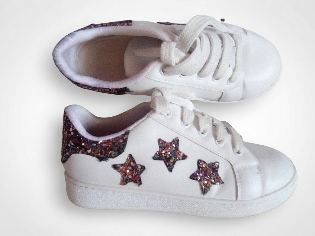 Basket blanc avec des motifs 