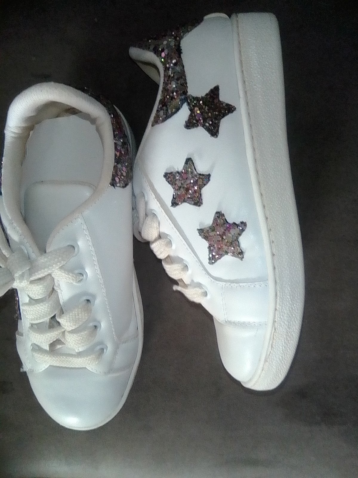 Basket blanc avec des motifs 