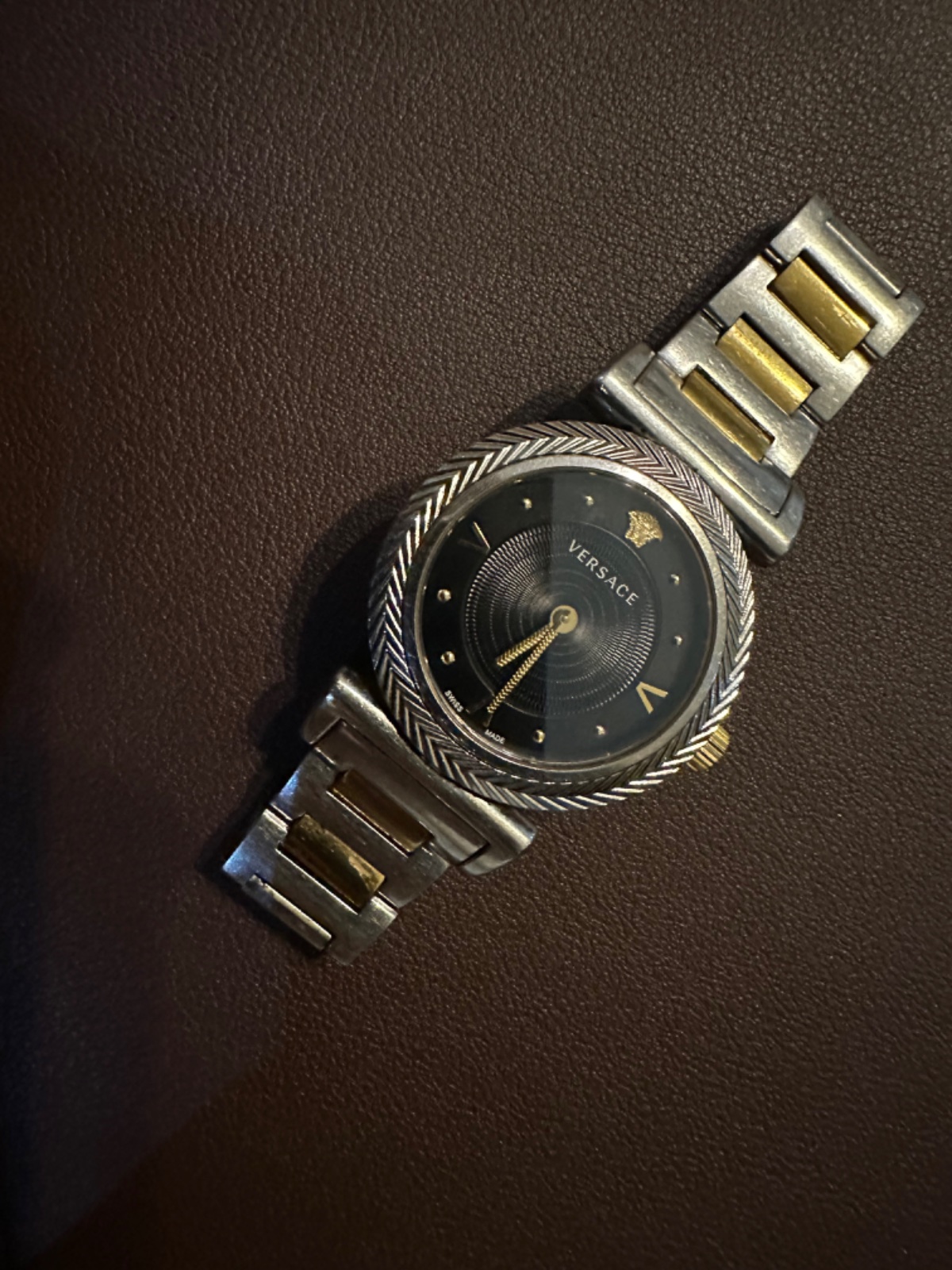 Versace V-Motif model VERE00518