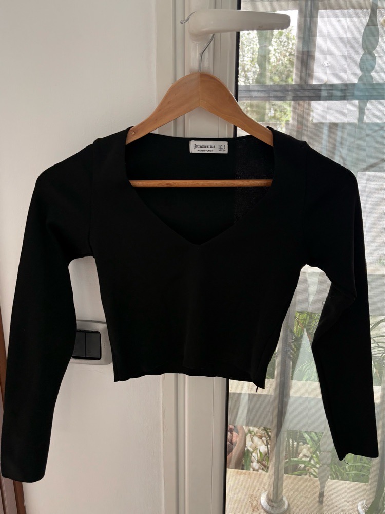 Pull crop top noir de chez stradivarius