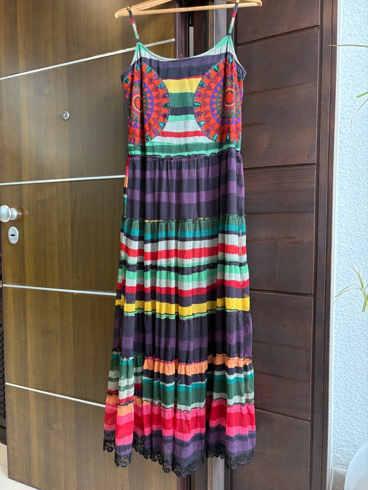 Robe longue, gitane, se porte bien avec une ceinture noire ou couleur. Trés stylèe
