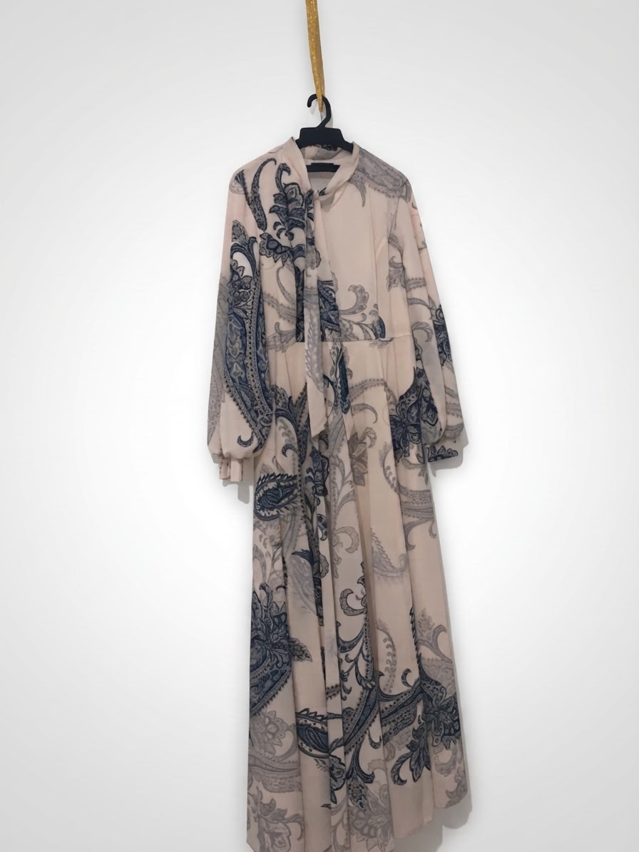 Robe blanc avec des Désaignes bleu