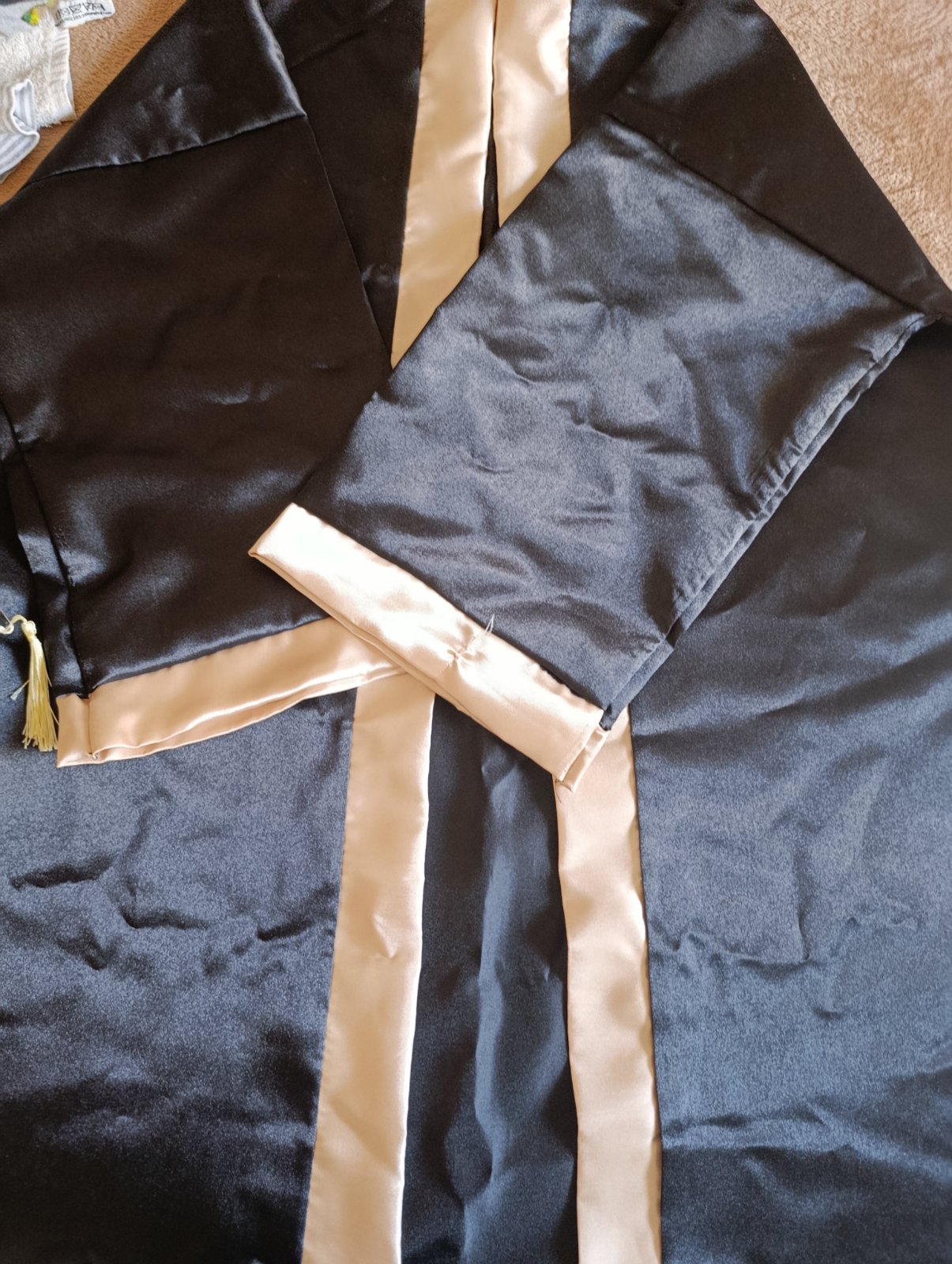 Robe et chapeau de soutenance 