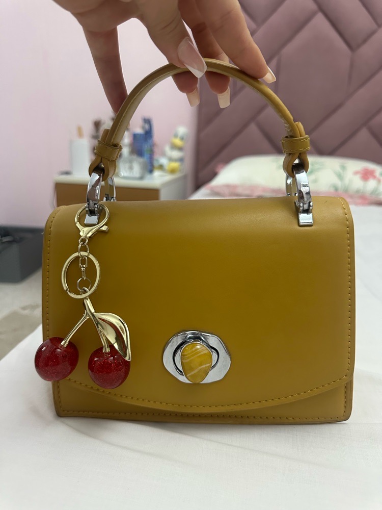 First show bag jaune + charm