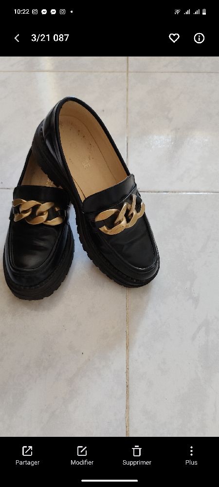 Un mocassin noir
