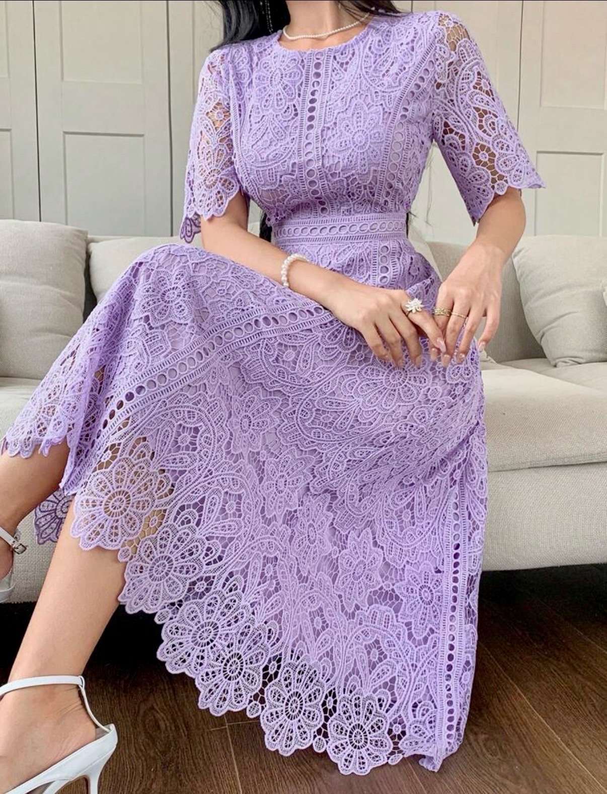 Robe mauve en dentelle