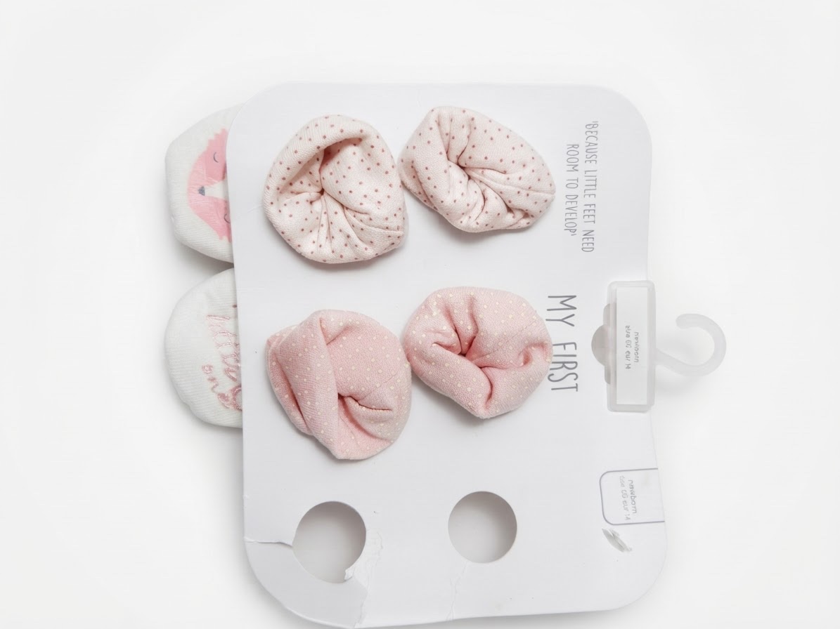 Deux paires de chaussons pour bébé neufs - new born