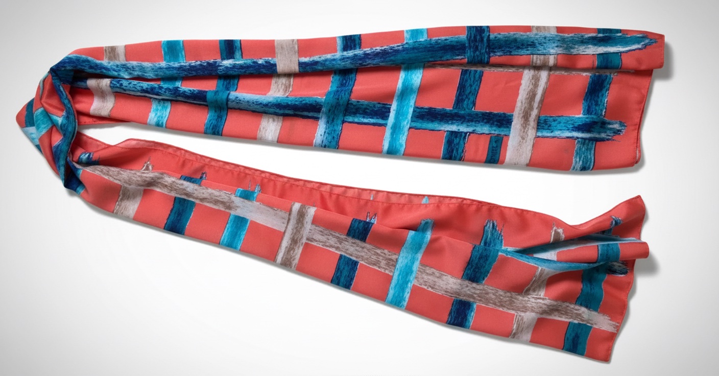Foulard rectangulaire en satin de couleur corail avec des motifs en bleu et beige 