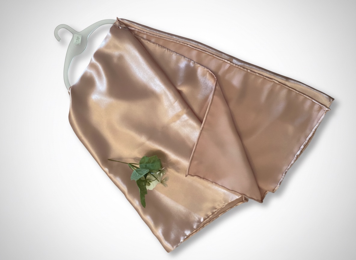 Foulard carré en satin de couleur rose poudré