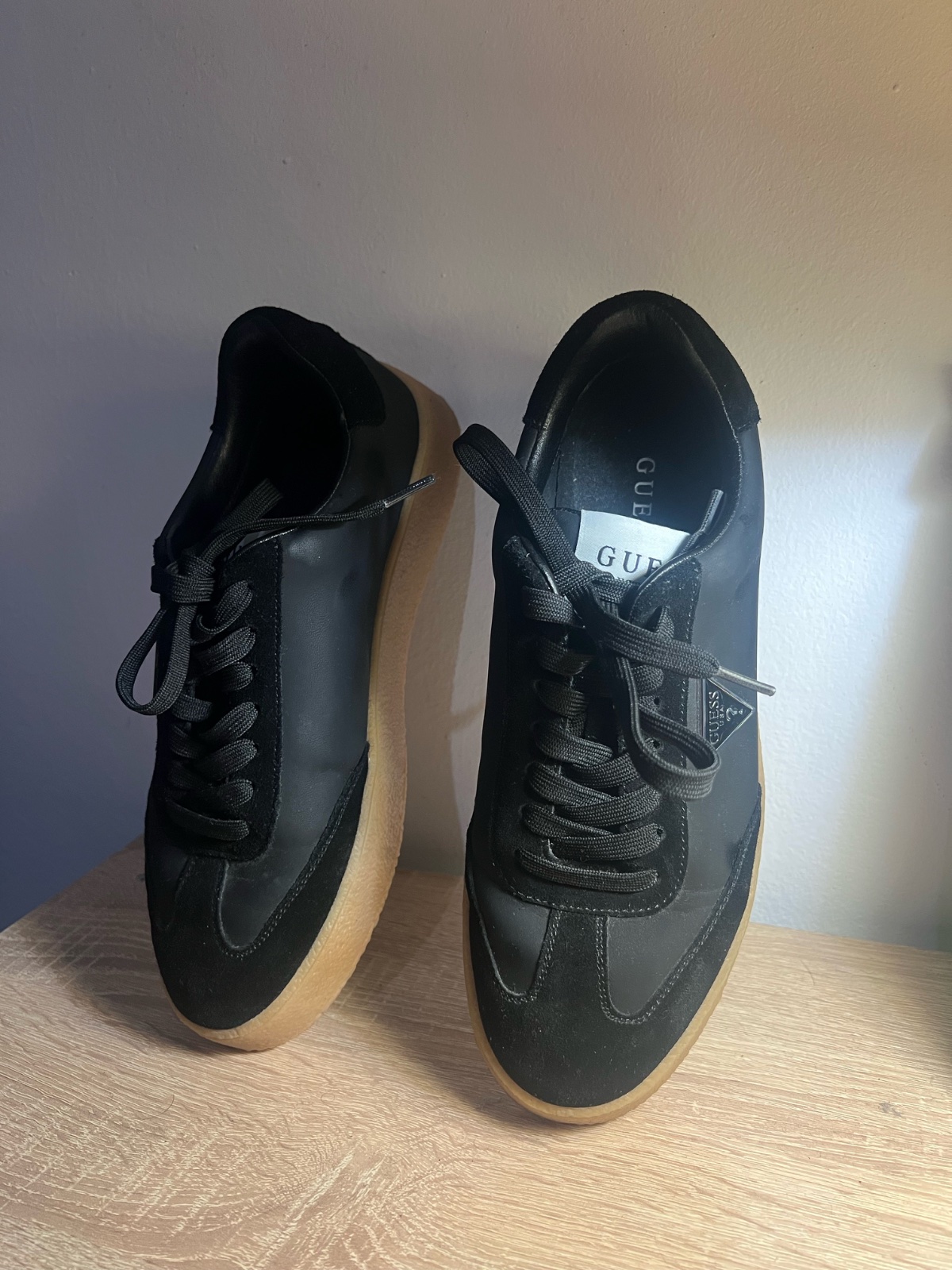 Chaussure guess noir avec gaume beige 