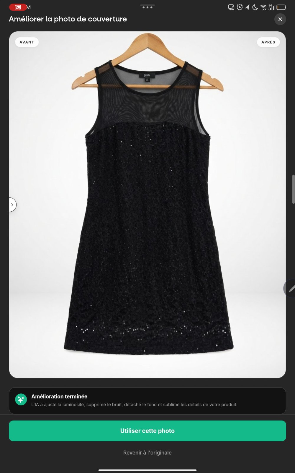 Une robe de soirée noire pailletée, transparente  sur le buste avec un tessu tulle .