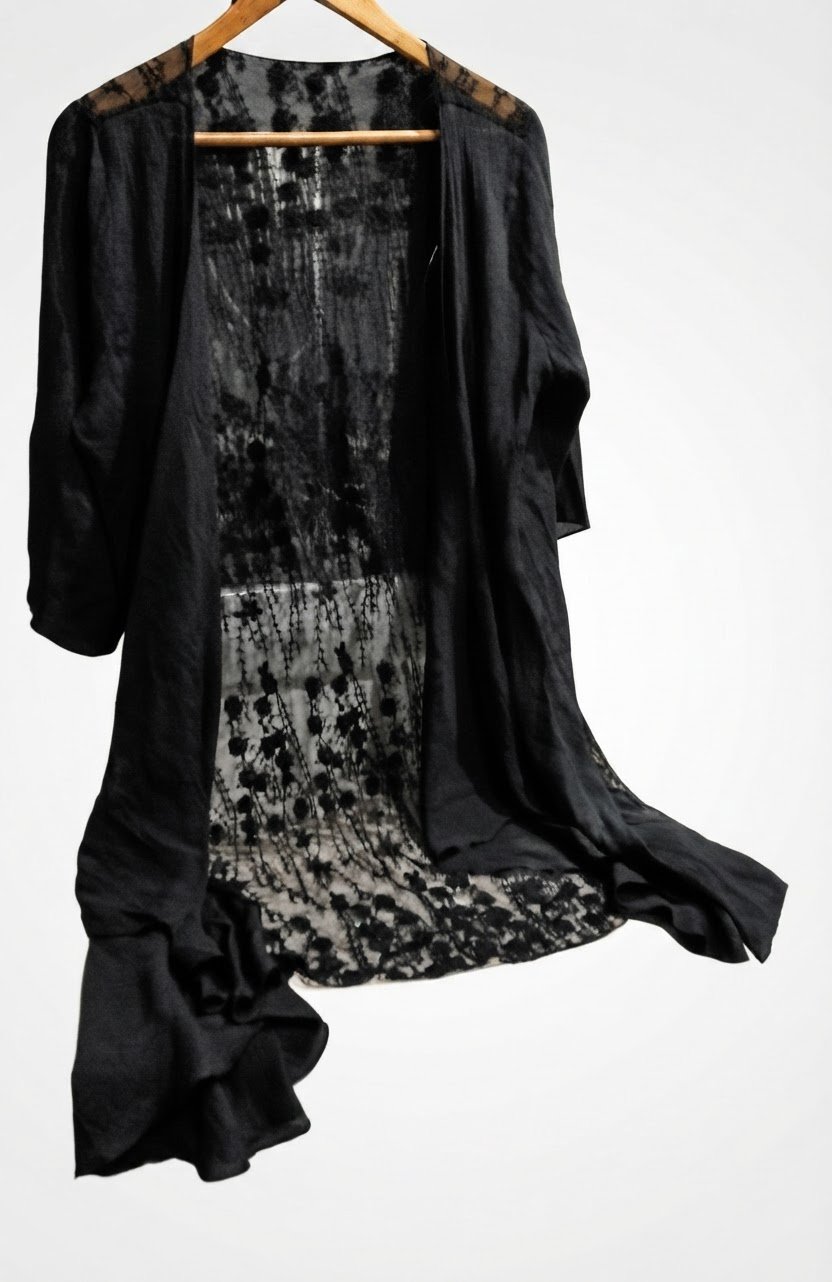 Un gilet d'été noir en tissu très fin avec de la dentelle ,  élégant, parfait pour les journées ou les soirées d'étés