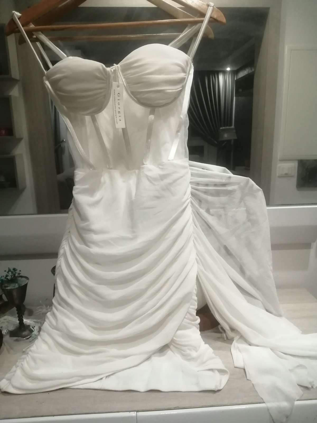 Robe sans bretelles a un corsage transparent ajusté. 