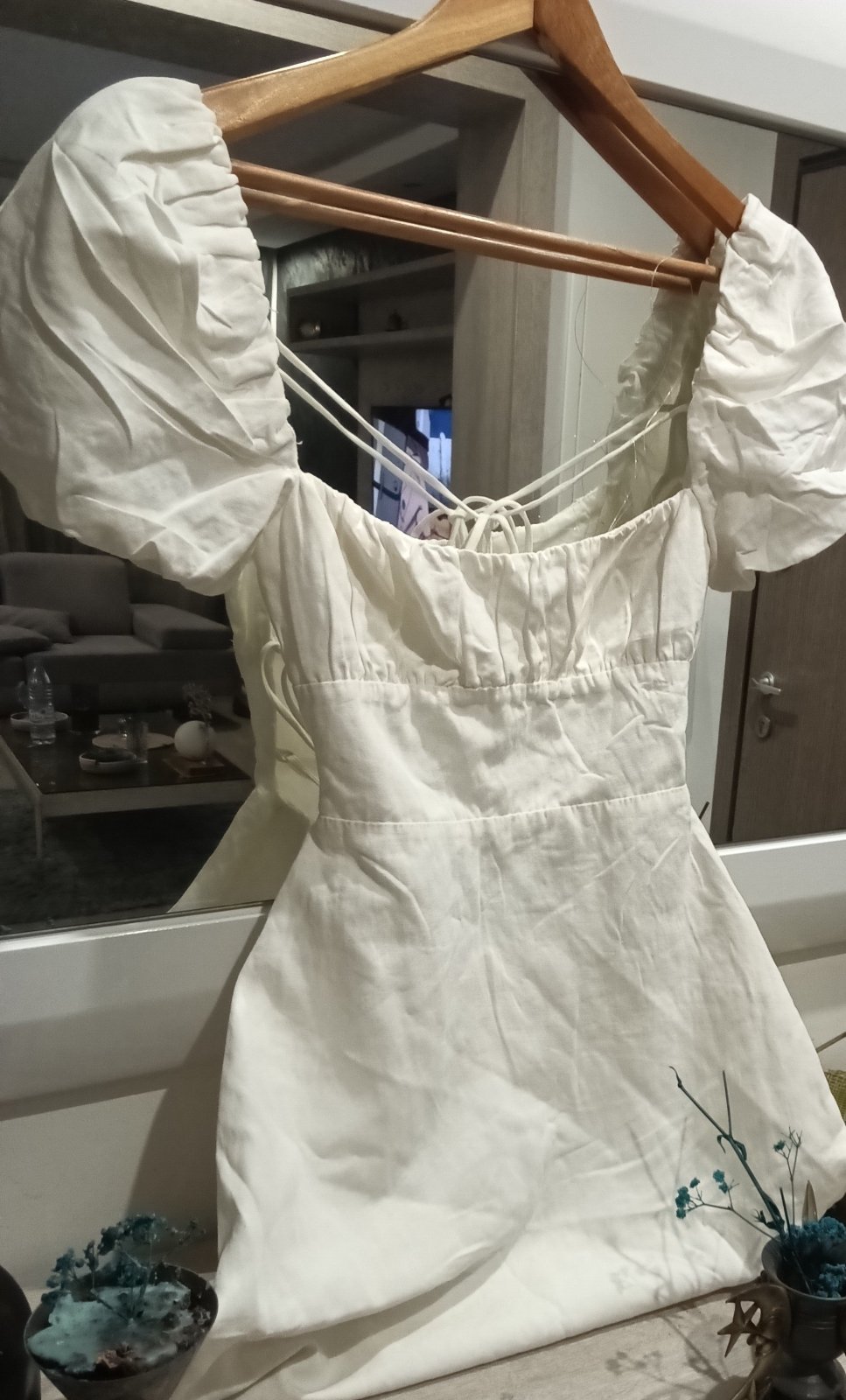 Robe blanche avec noeud dans le dos 