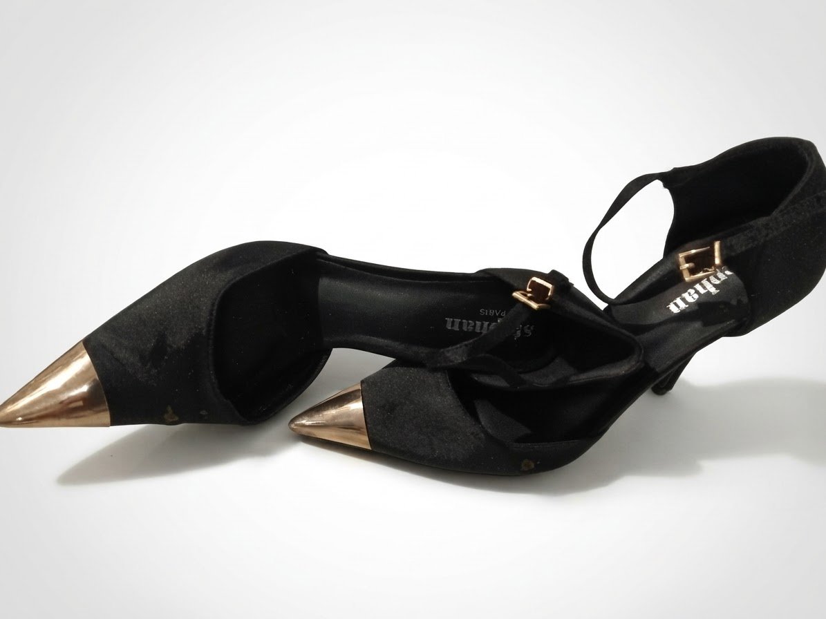      escarpin noir avec un détail en métal doré à l'avant de la marque Stephan Paris affichent un style chic et élégant, idéal pour les soirées ou le bureau