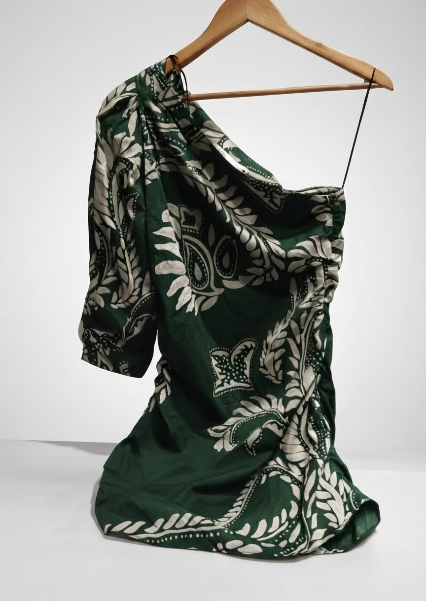 Une robe avec une seule manche longue,  floral, souvent sur fond vert et blanc .(XS) La marque *zara*.