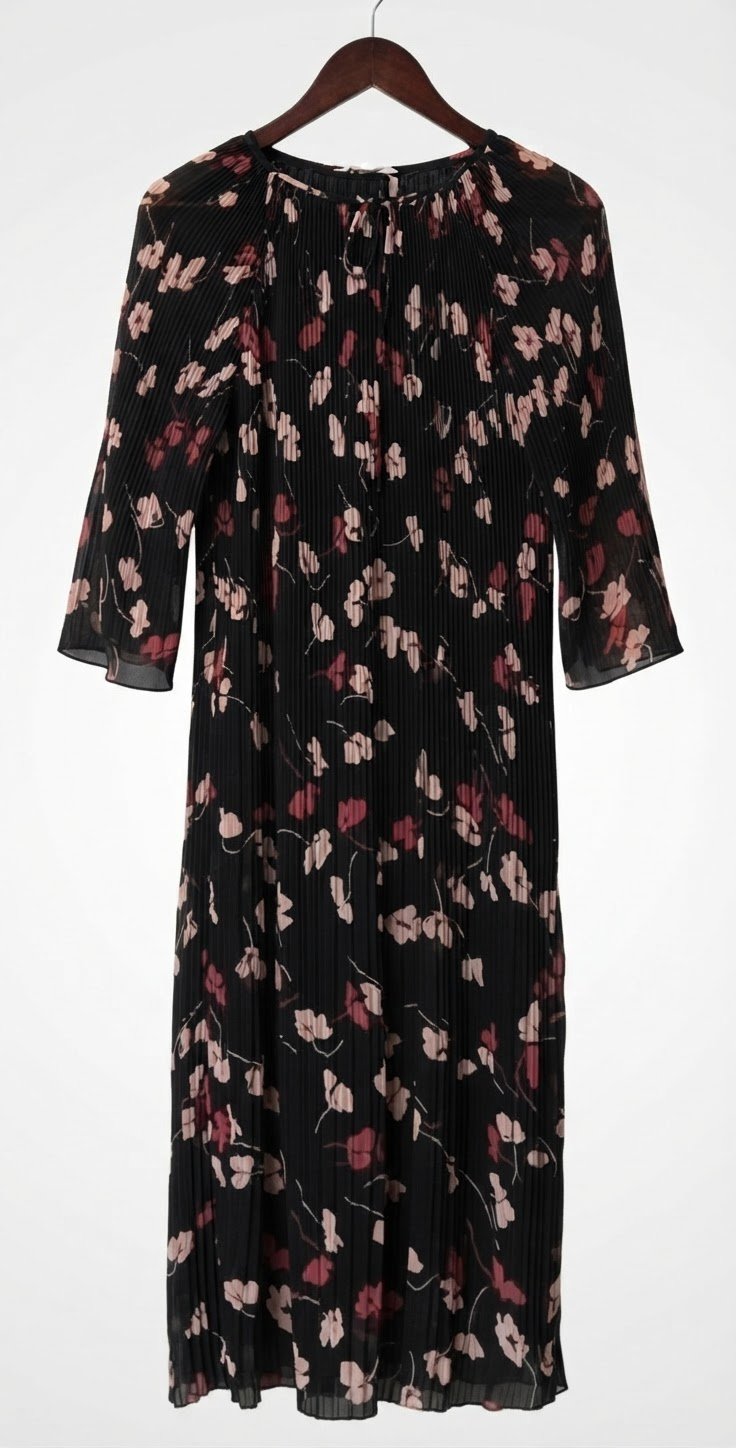 Une robe longue noire à fleurs roses et manches transparerntes.