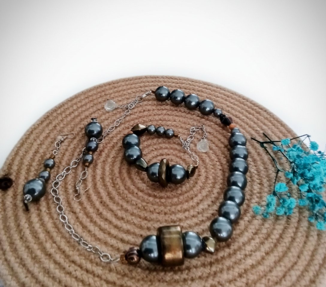 Parure en perle bleu-gris