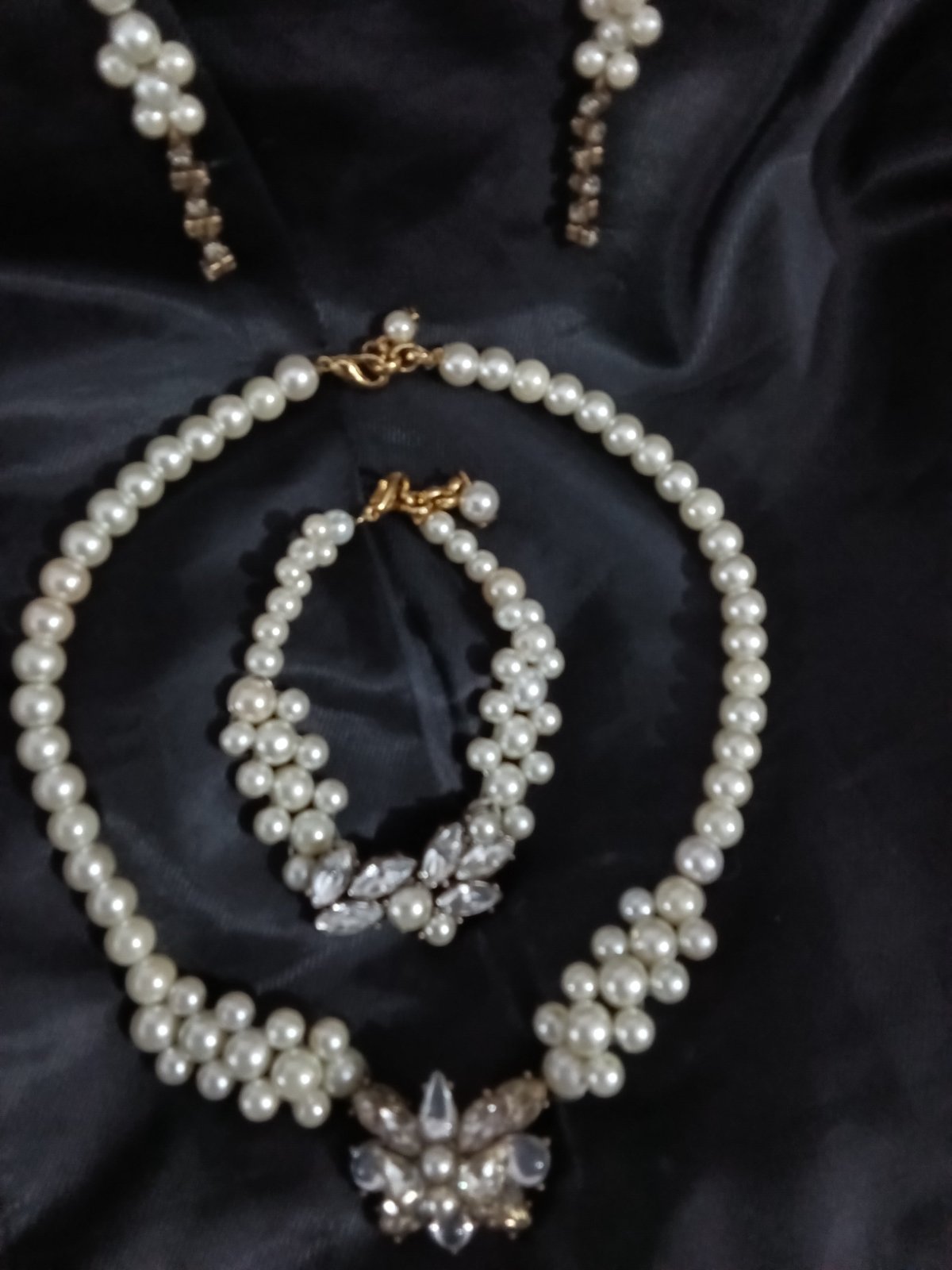 Une parure en perles blanches faite main .