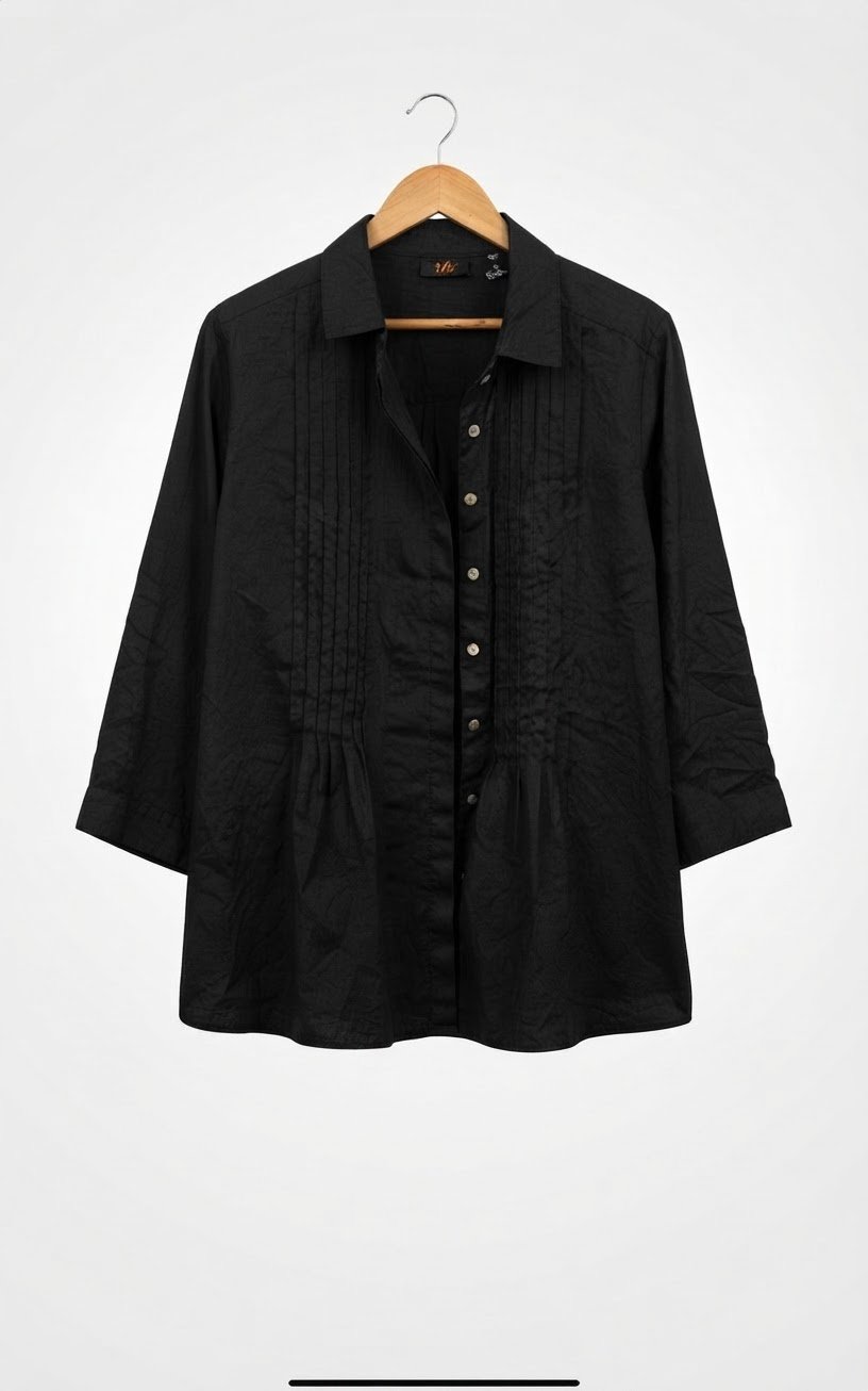         Une chemise longue noire pour femme en tissu fin et vaporeux apporte une touche très chic. 