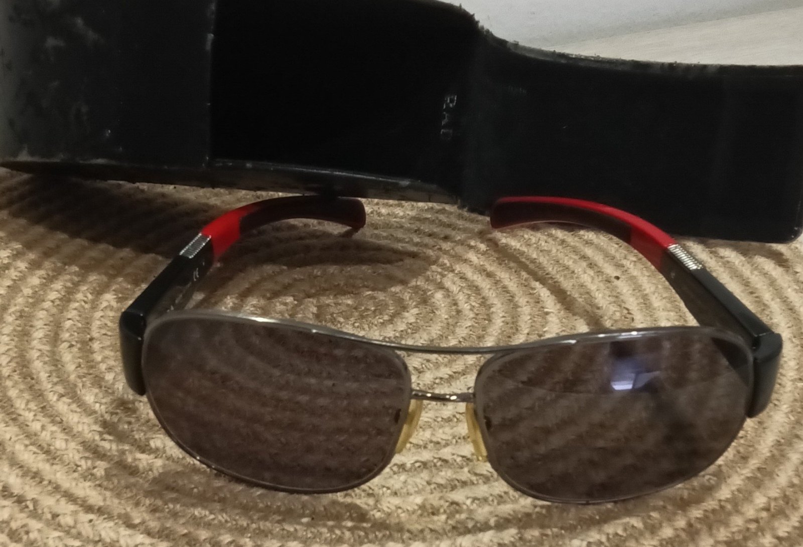 Lunette de soleil pour homme de Prada .
