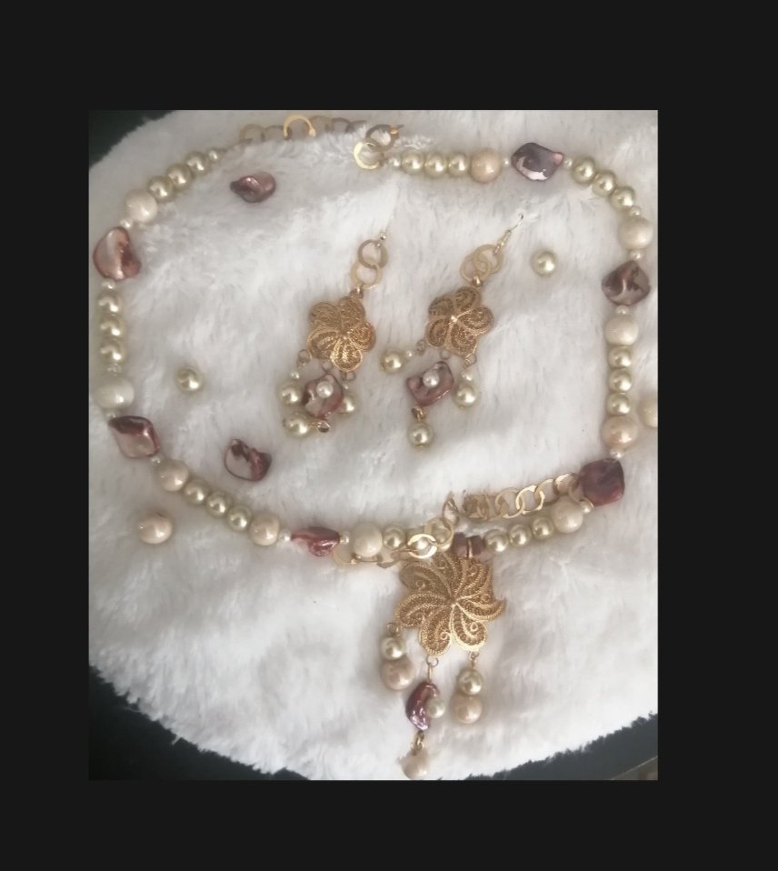 ​Parure de bijoux élégante  composé d'une combinaison harmonieuse de perles et de pierres Pour une énergie positive nacrées