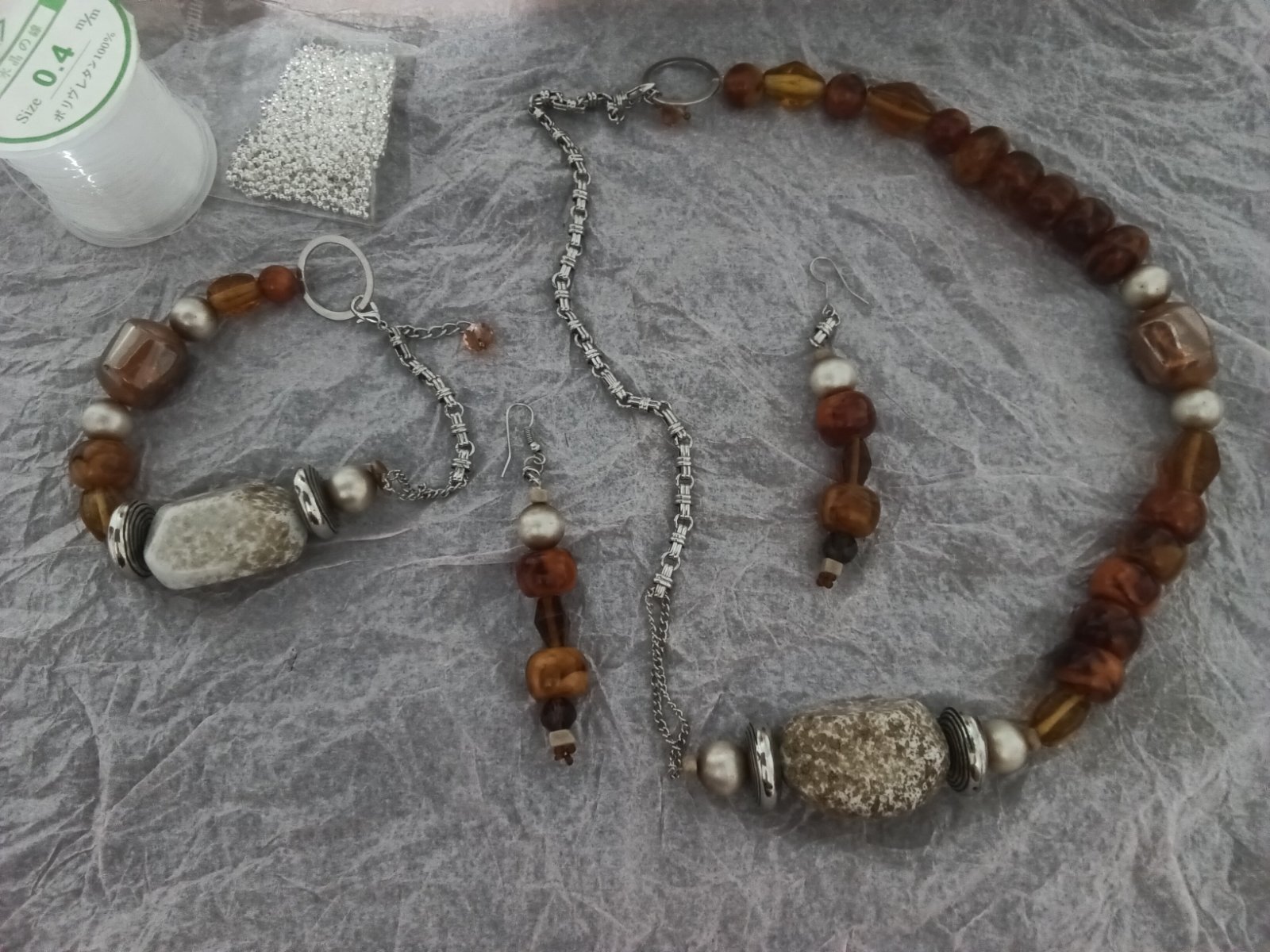  Une Parure Handmaide  "(collier, boucles d'oreilles, bracelet) 