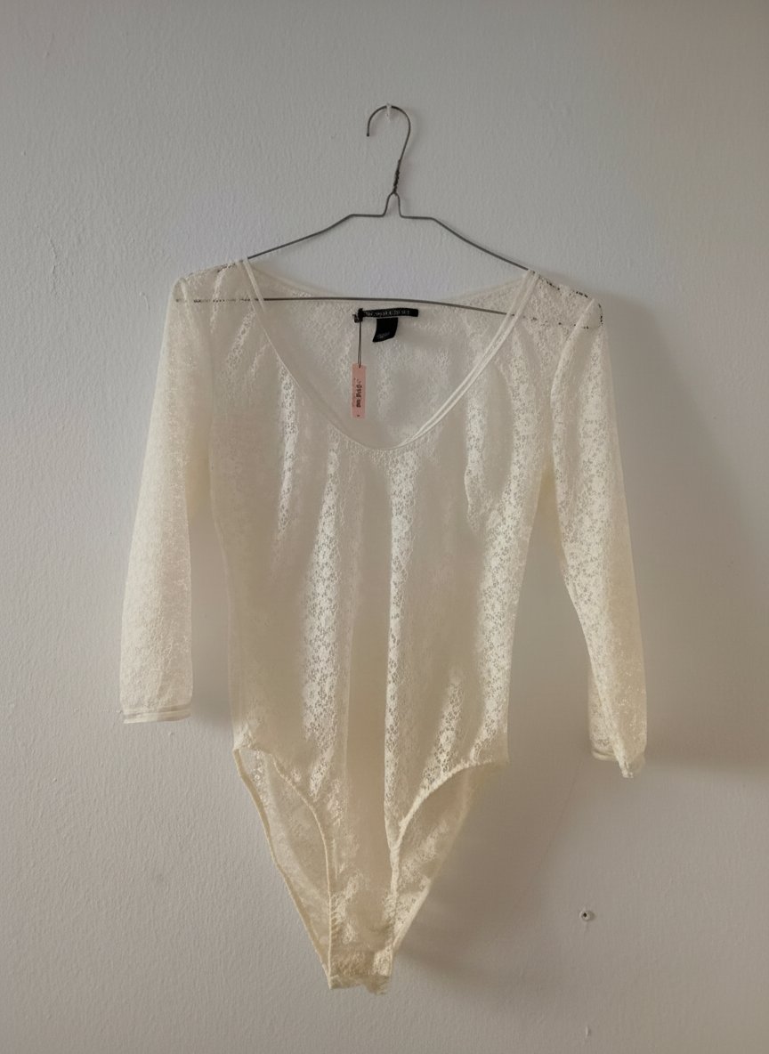 Body en dentelle blanche transparente à manches longues 