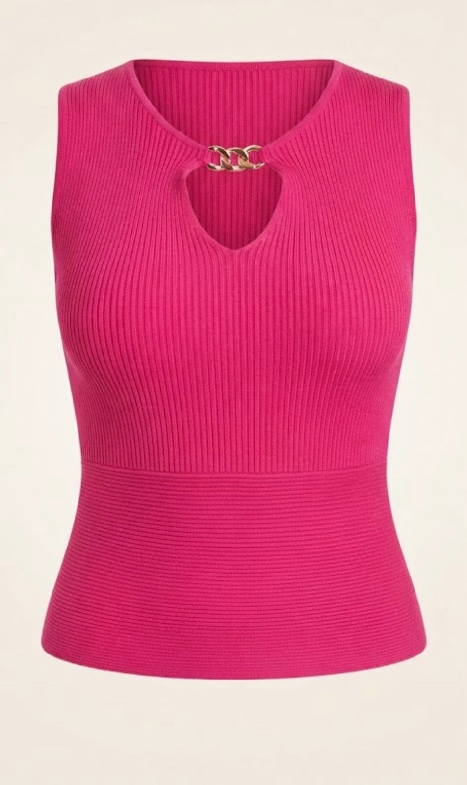 Un haut en maille côtelée fuchsia, sans manches, avec une encolure ornée d'une chaîne dorée.