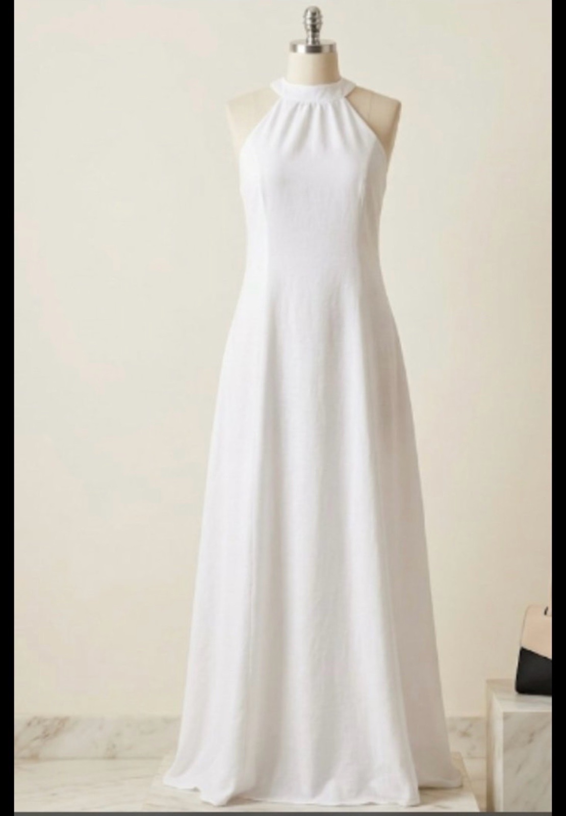 Une longue robe blanche de