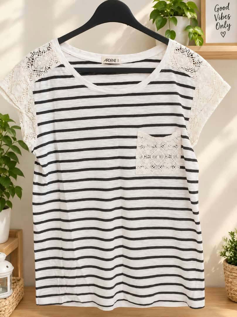 T-shirt à rayures et détails en dentelle, marque Ardene