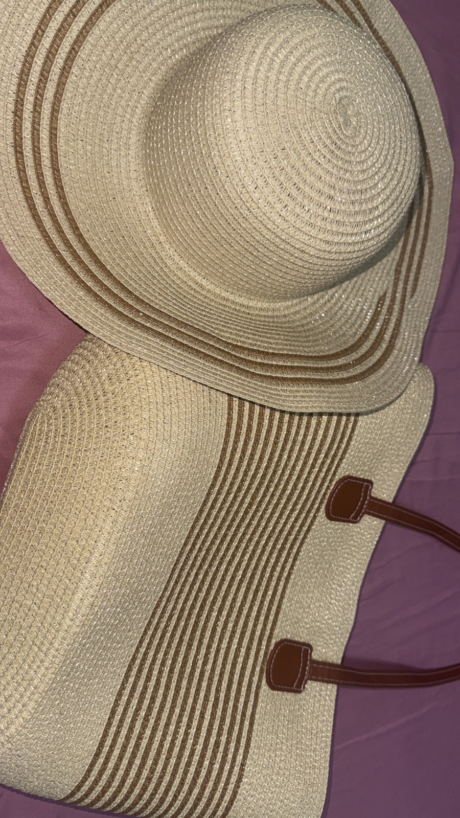     Ensemble sac de plage avec son chapeau, neuf, jamais porté.