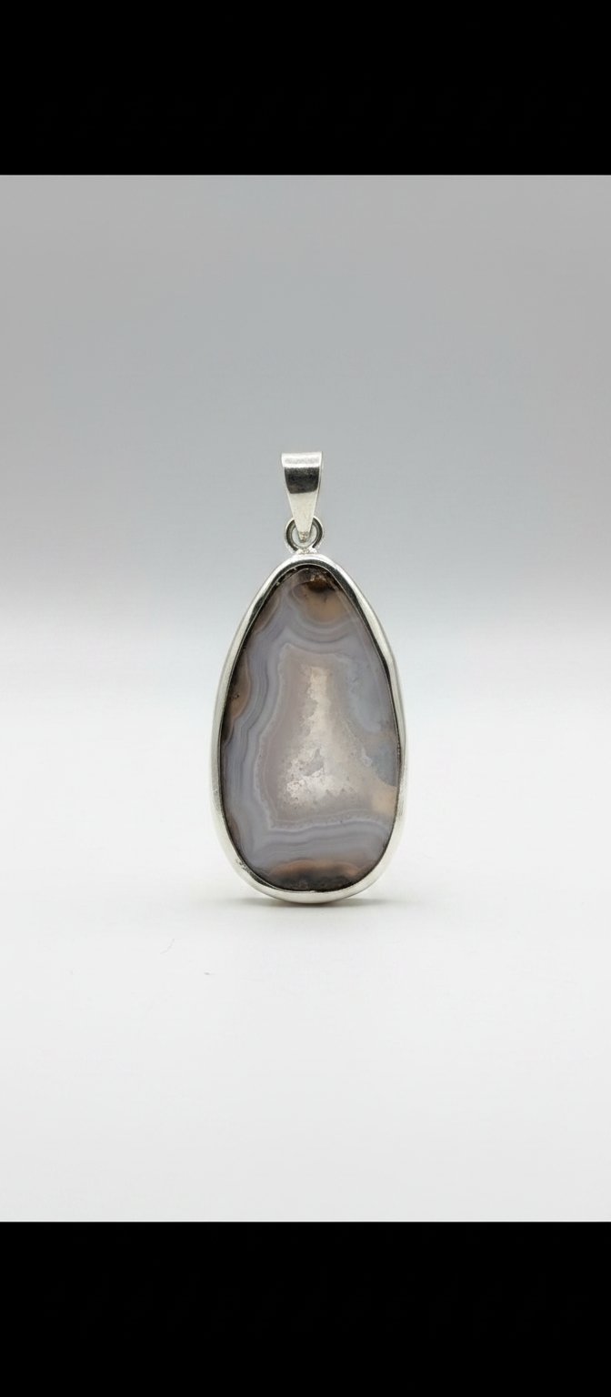 Pendentif en argent orné d'une pierre naturelle agate