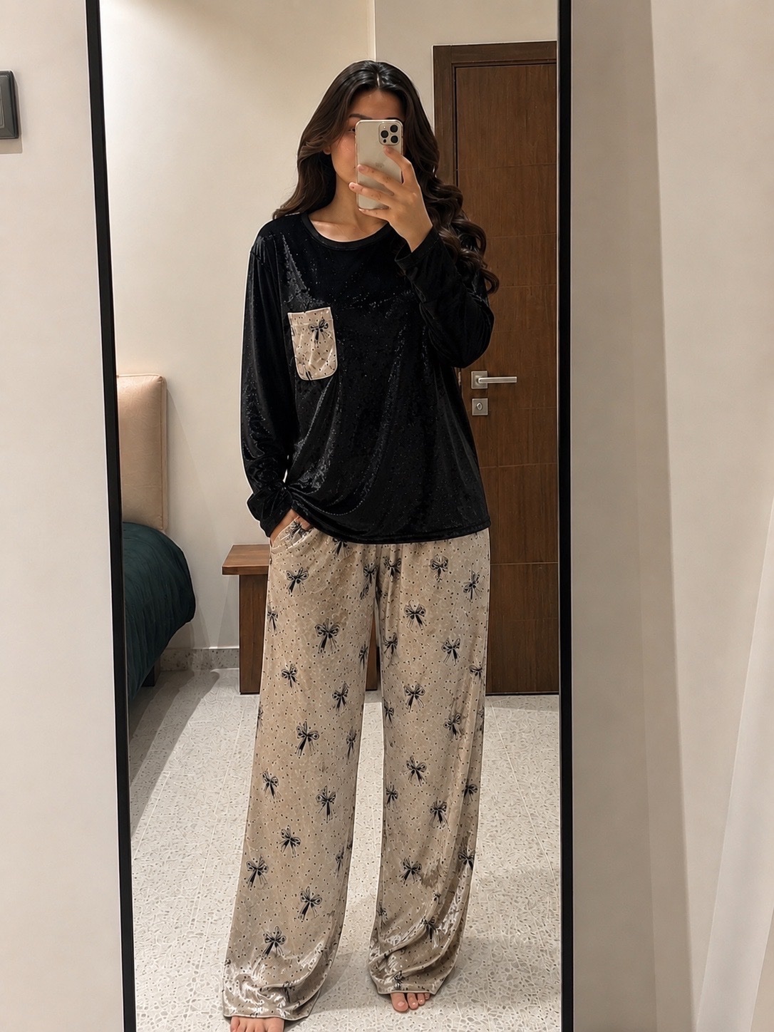 Ensemble pyjama deux-pièces Sa matière légèrement brillante lui apporte une allure élégante et raffinée, tandis que sa coupe fluide assure confort et aisance. Un modèle chic, féminin et sophistiqué, parfait pour les soirées à la maison.