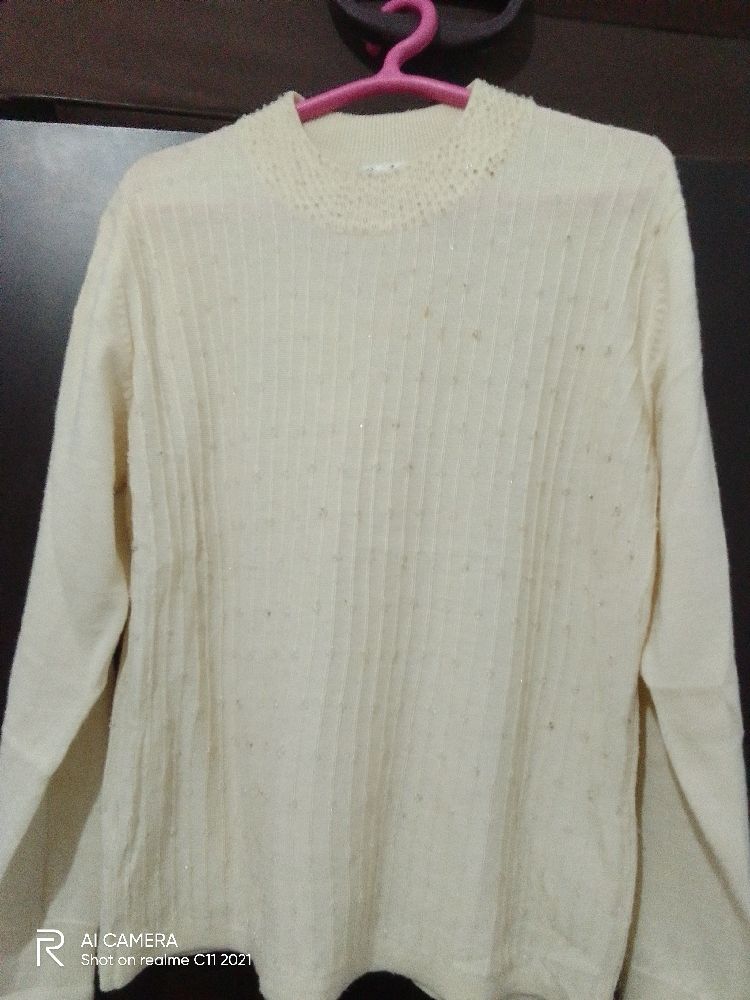Pull blanc cassé, avec de strass tres élégante, magnifique,sans tach ,sans défaut 