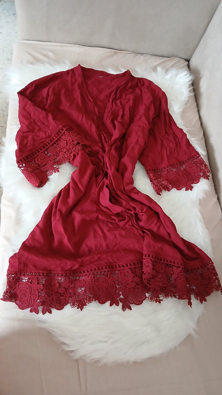 Chemise rouge bordeaux avec dentelle, la taille 38,40 
