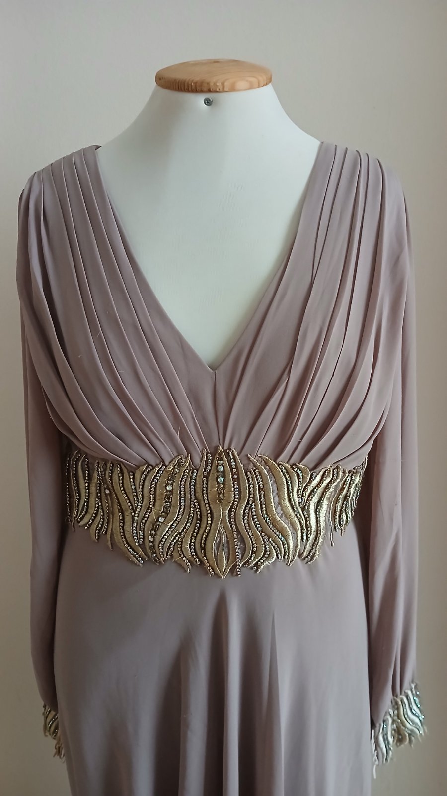 Robe cloche, élégante,couleur peige foncé, la taille 44,46