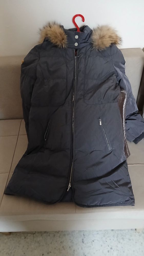 Doudoune gris charbon, jdida ,ndhifa, tlabes 38,40, bon qualité, twila w rzina mta3 dfé x chté avec fourrure 