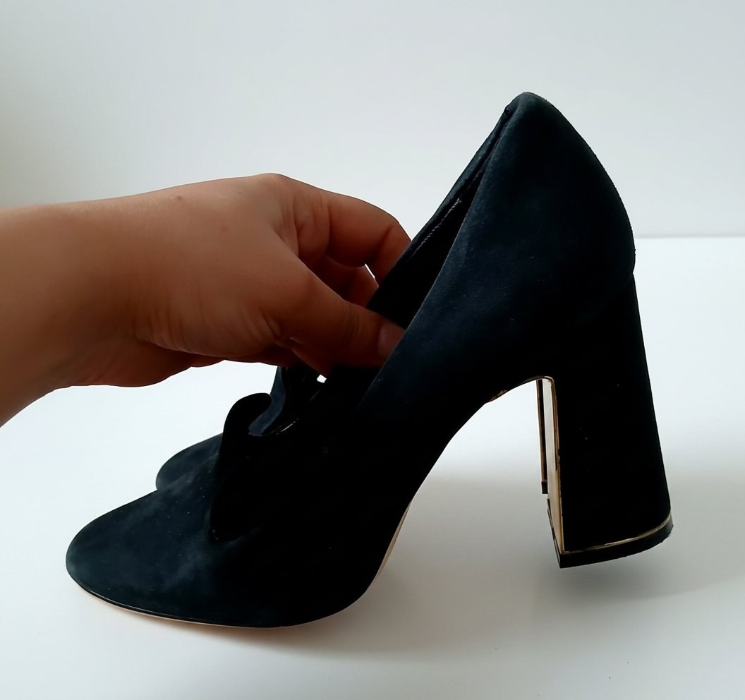 Chaussures demi talon chic noire,tissu faux daim,pointure 36 ,jdid ndhif ,de la marque karl lagerfeld