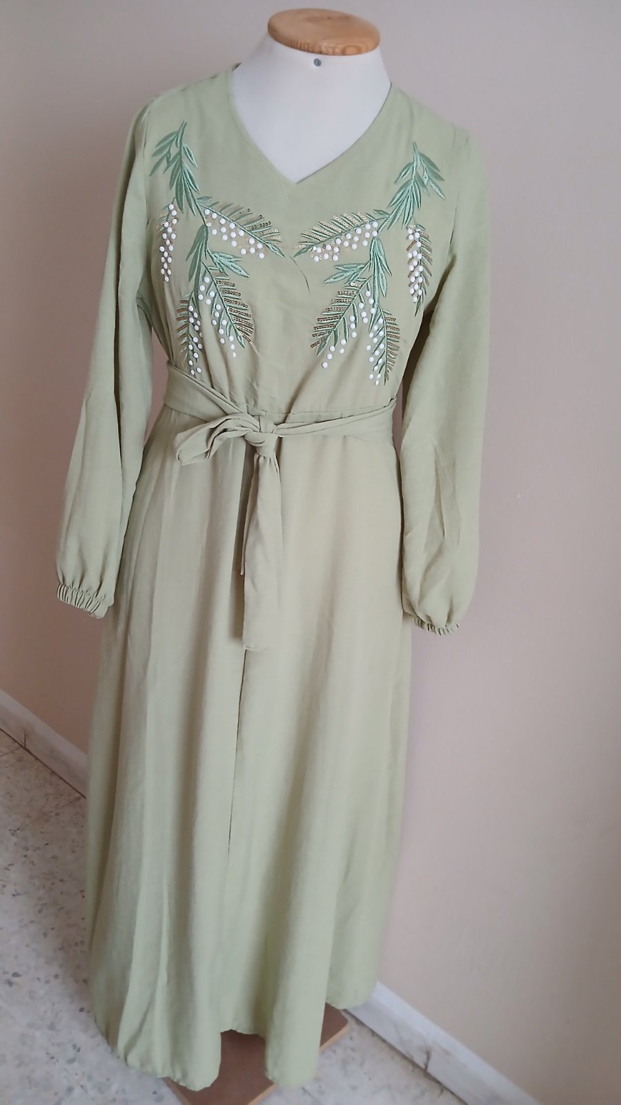 Robe vert d'eau,magnifique, jdida et bon qualité, la taille 38,40 
