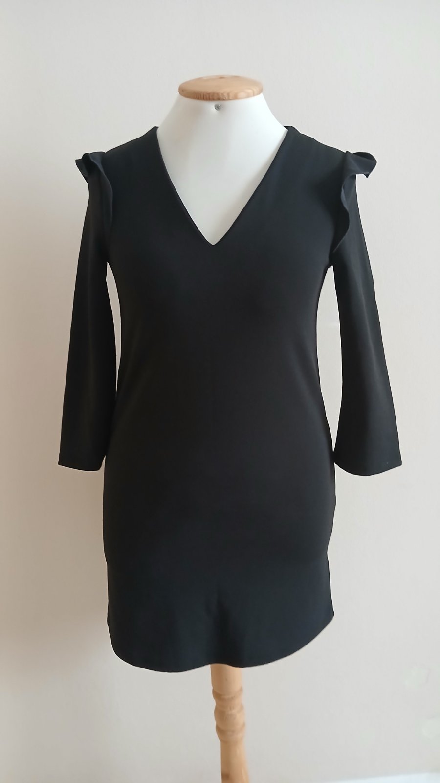 Robe courte magnifique, noire,sans défaut, bon qualité, la taille 36,38 