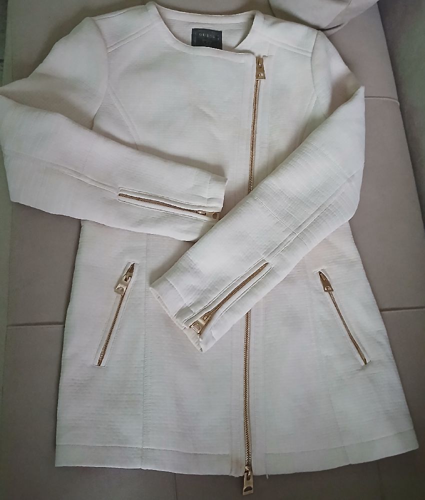 Vest blanc cassé Guess ,mastoura,sans tâche, sans défaut, bon qualité, tlabes bin 36,38 ,tissu 5china,t9ate9