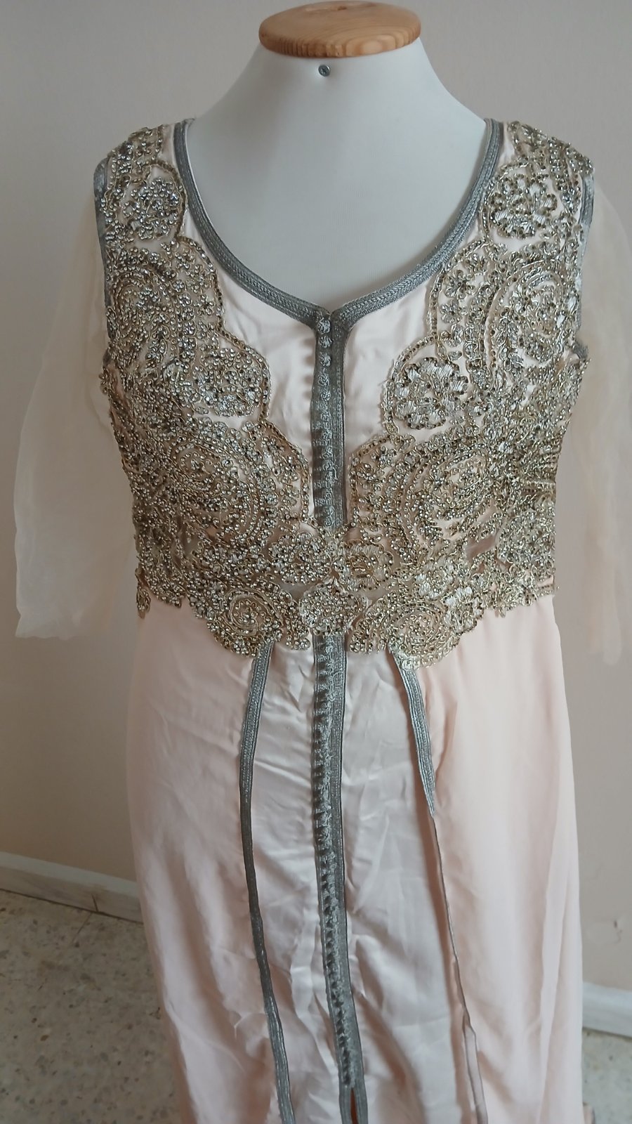 Robe soirée longue, rose poudré, avec demi manche transparente, la taille 40,42 