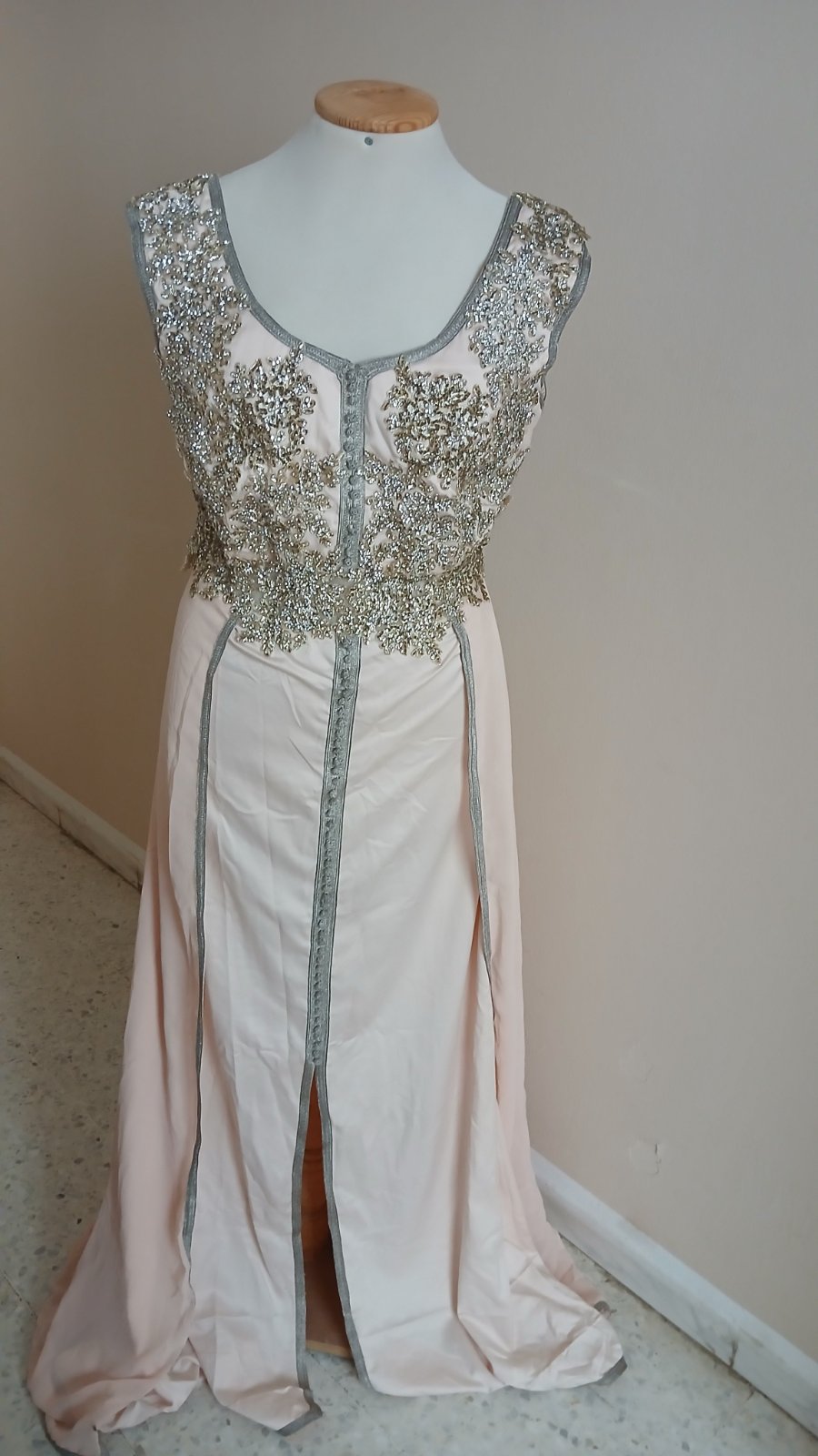 Autre robe soirée, couleur rose poudré,sans manche, la taille 40,42 