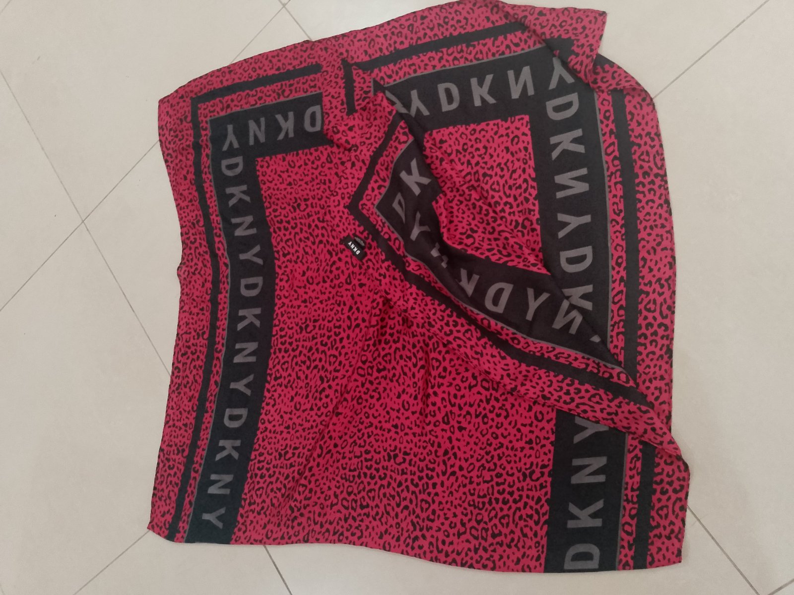 DKNY grand foulard rouge et noir 180/90