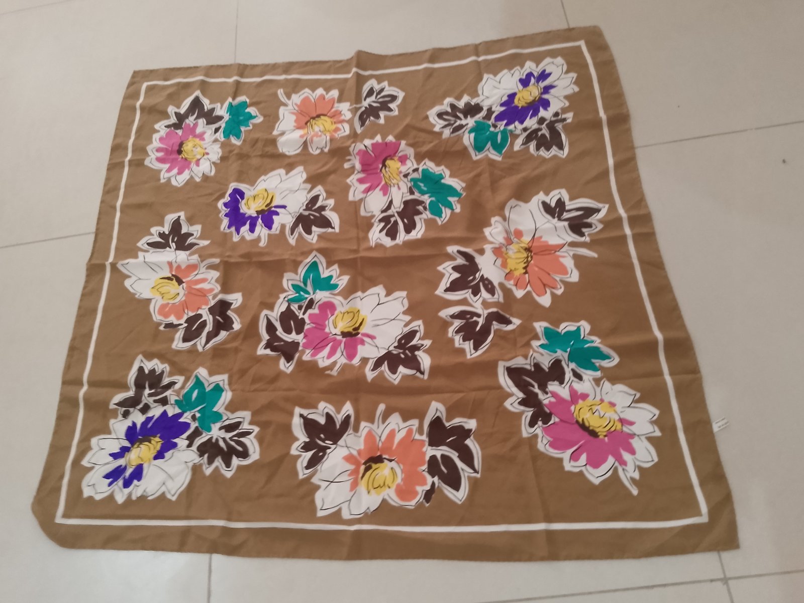 Grand foulard 90/84 en soie a fond marron neuf