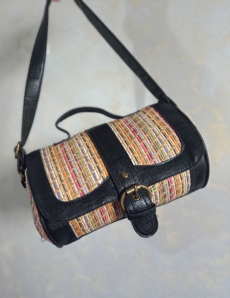 Sac à main très chic en rotin beige et multicolore avec bandoulière en cuir noir réglable 
